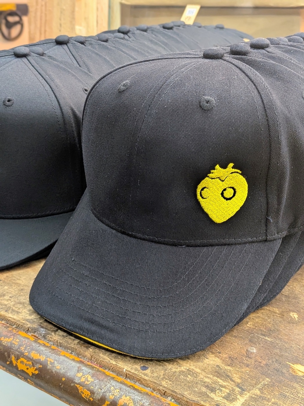 Broderie sur casquettes, Fraise