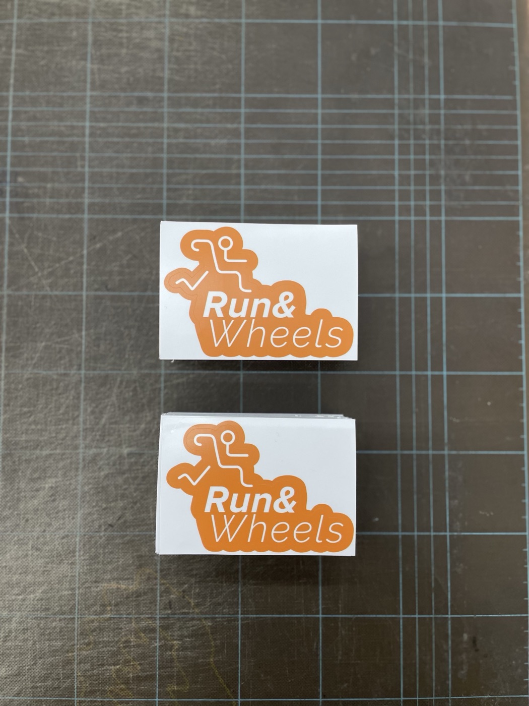 Stickers découpés sur mesure dans l'atelier PrintActif